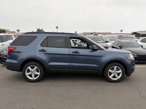 Used 2019 Ford Explorer FWD image 2
