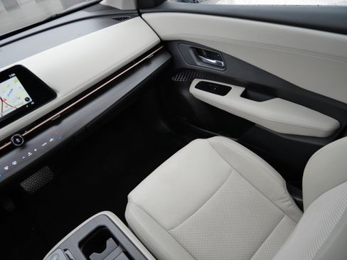 Used 2023 Nissan Ariya AWD image 11