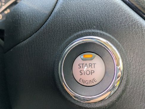 Used 2018 Nissan Pathfinder SV image 30