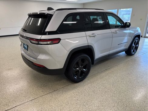 Used 2024 Jeep Grand Cherokee Altitude AWD/4WD image 7
