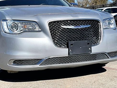 Used 2019 Chrysler 300 Touring w/ Chrome Appearance Package image 32