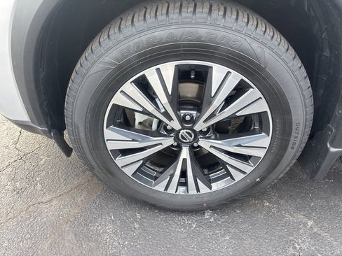 Used 2021 Nissan Rogue SV image 2