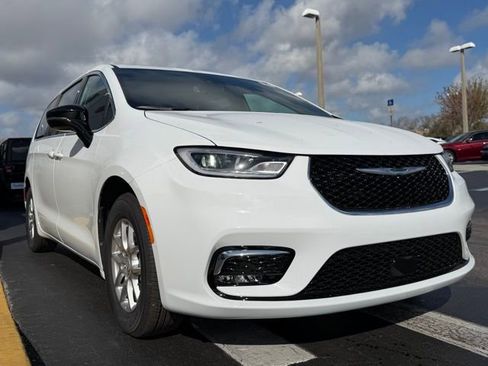 New 2026 Chrysler Pacifica Select image 3