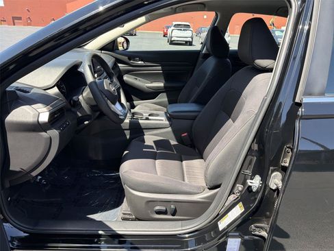 Used 2025 Nissan Altima 2.5 SV FWD image 12