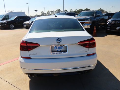 Used 2017 Volkswagen Passat 1.8T R-Line w/ R-Line Lighting Package image 13