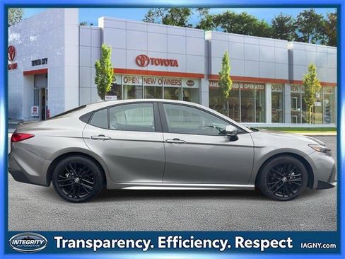 Used 2025 Toyota Camry SE image 5