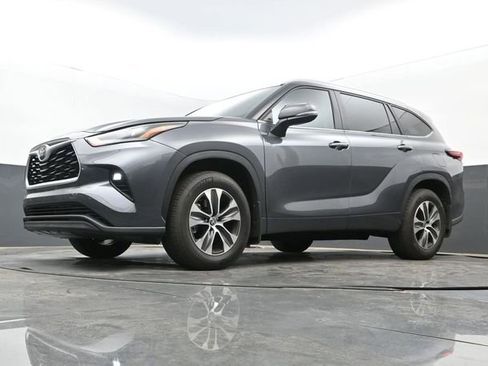 Used 2025 Toyota Highlander XLE image 12