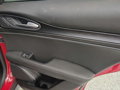 Used 2018 Alfa Romeo Stelvio AWD image 32