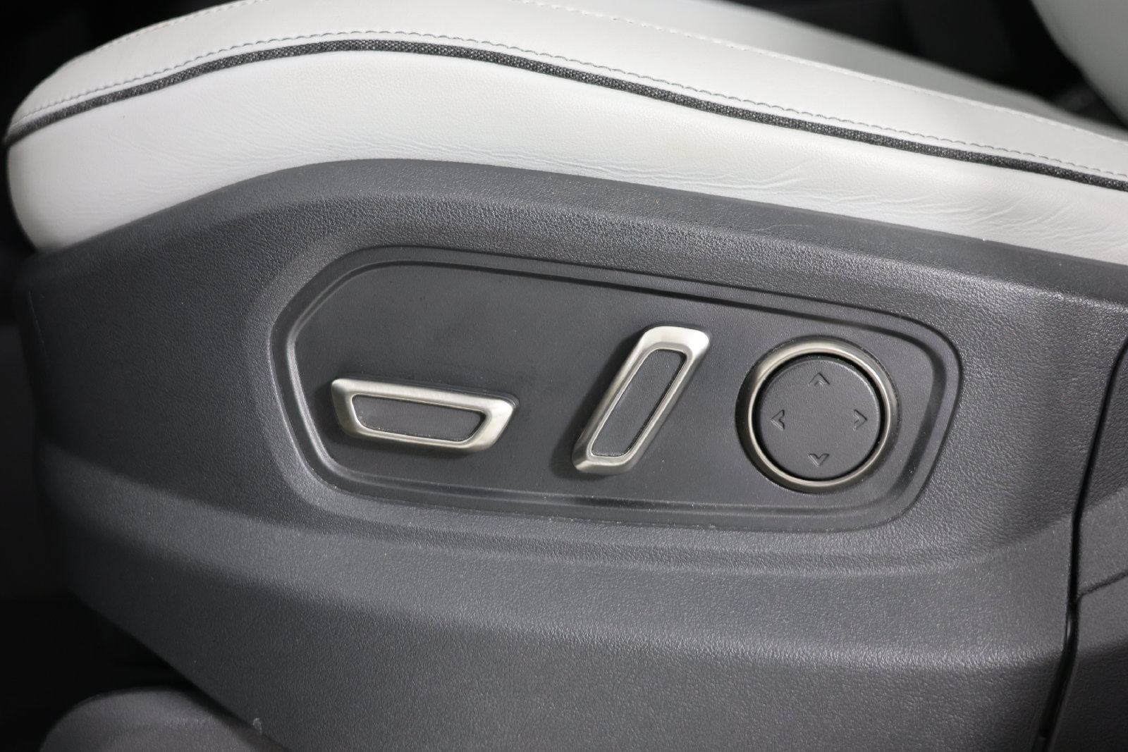 Used 2023 Rivian R1S Adventure Dual AWD/4WD image 25