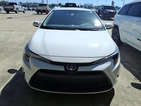 Used 2024 Toyota Corolla LE FWD image 3