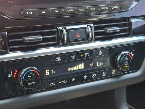 Used 2022 Nissan Pathfinder SL FWD image 17