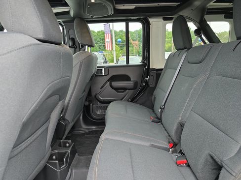 Used 2025 Jeep Wrangler Willys AWD/4WD image 11