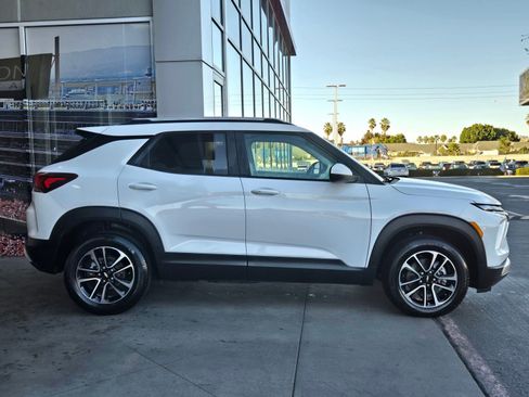 Used 2025 Chevrolet TrailBlazer LT AWD/4WD image 4