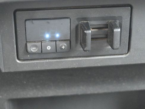 Used 2022 Nissan Titan S image 19