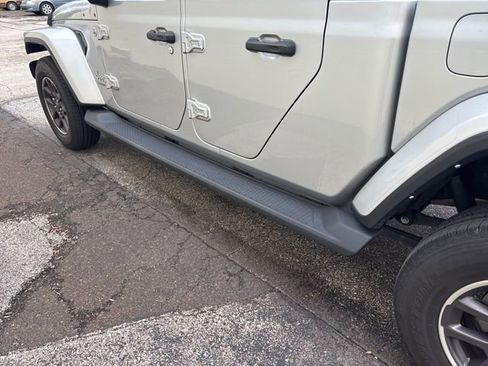Used 2022 Jeep Gladiator Overland w/ Popular Equipment Package AWD/4WD image 7