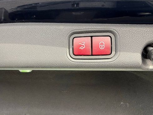 Used 2017 Mercedes-Benz E 300 4MATIC w/ Premium 1 Package image 18