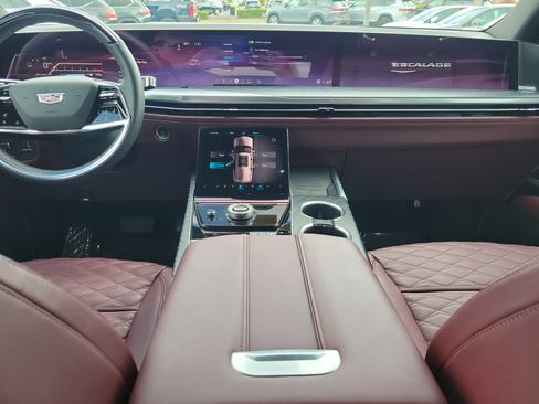 Used 2025 Cadillac Escalade ESV Premium Luxury w/ Touring Package image 14