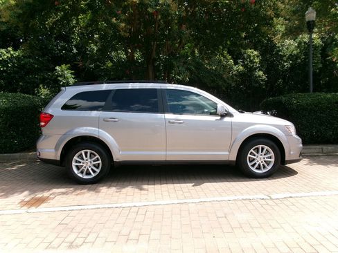 Used 2018 Dodge Journey SXT w/ Safe & Sound Group FWD image 8