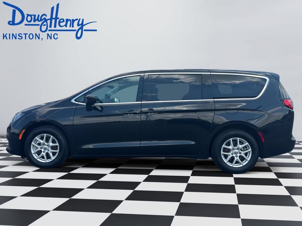 Used 2023 Chrysler Voyager LX FWD image 2