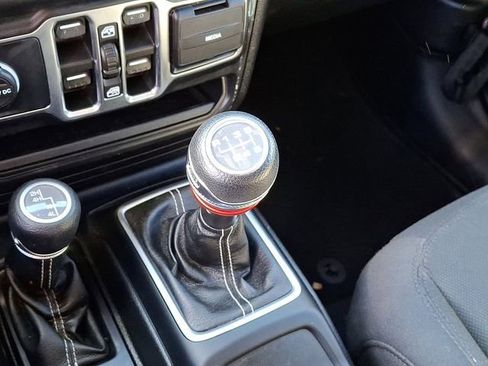 Used 2018 Jeep Wrangler Unlimited Sahara image 15