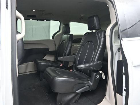 Used 2023 Chrysler Pacifica Touring-L FWD image 24