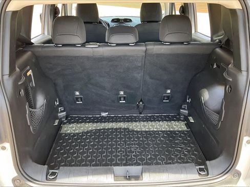 Used 2018 Jeep Renegade Latitude FWD image 30