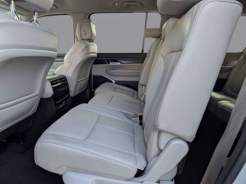 Used 2024 Jeep Wagoneer L Series II w/ Flexible Seating Group AWD/4WD image 14