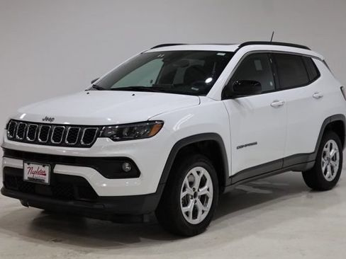 Used 2025 Jeep Compass Latitude w/ Sun & Sound Group AWD/4WD image 3
