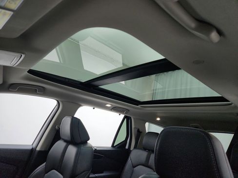 Used 2025 Honda Pilot Touring image 11