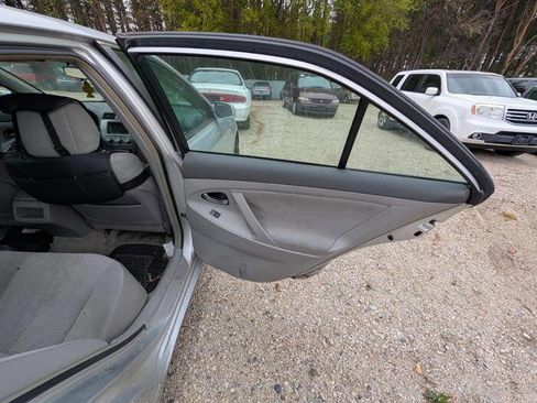 Used 2010 Toyota Camry LE FWD image 28