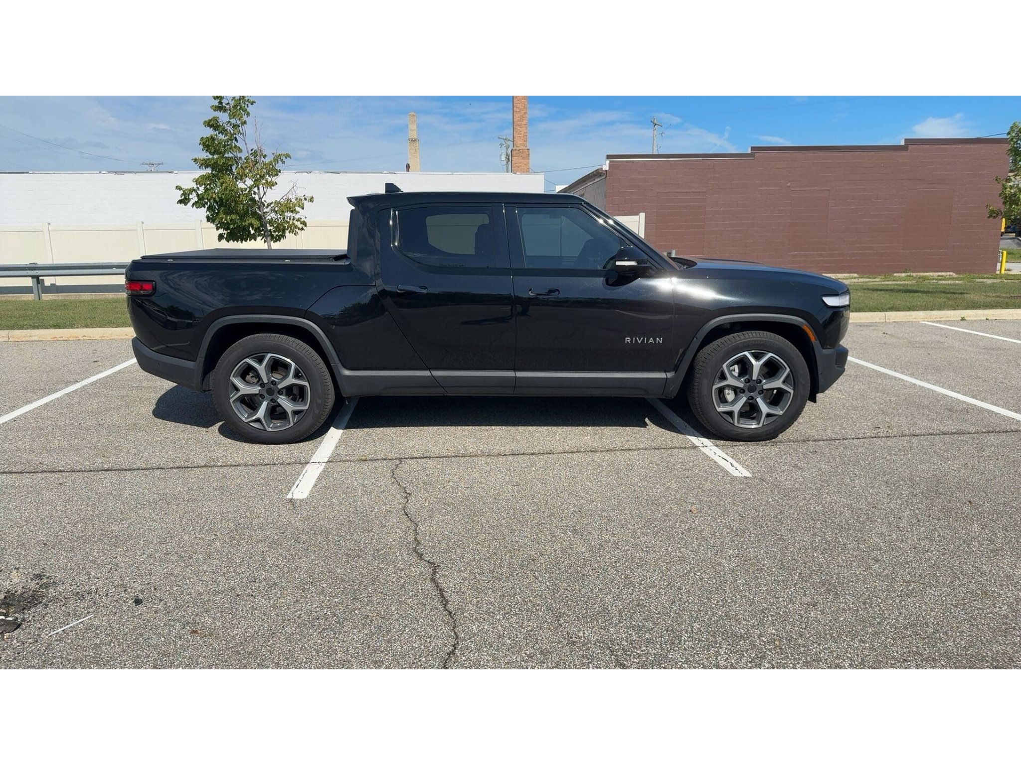 Used 2023 Rivian R1T Adventure Dual AWD/4WD image 3