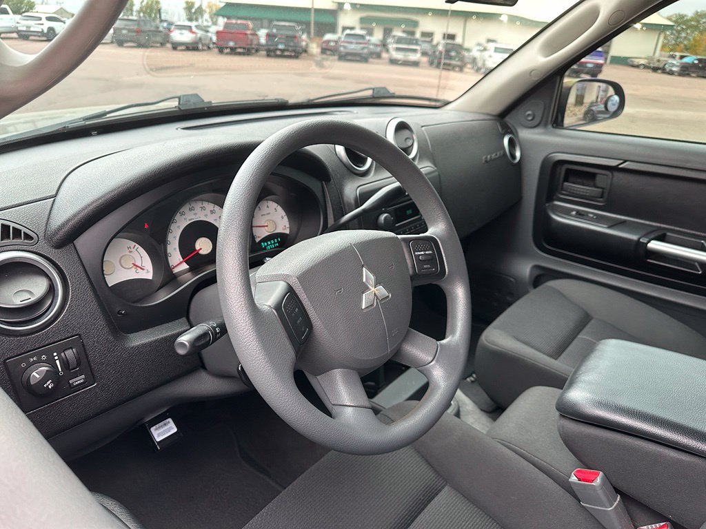 Used 2006 Mitsubishi Raider LS AWD/4WD image 2