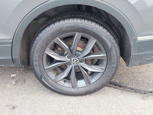 Used 2022 Volkswagen Tiguan SE w/ Panoramic Sunroof Package image 8