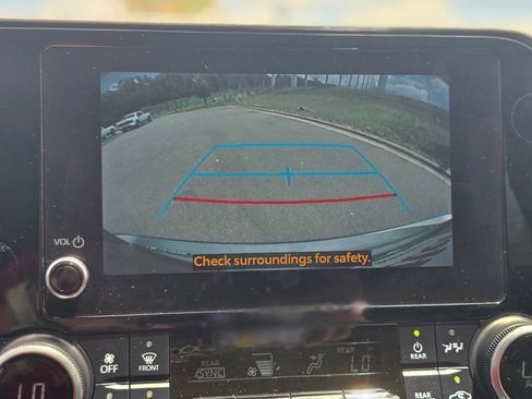 Used 2024 Toyota Highlander XLE AWD/4WD image 31
