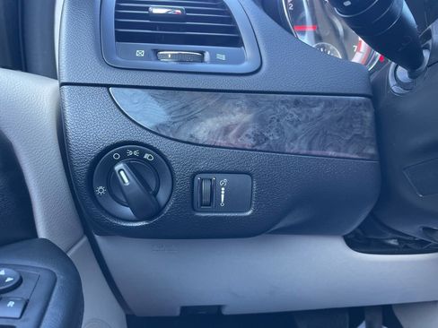 Used 2018 Dodge Grand Caravan SE w/ UConnect Hands-Free Group image 24