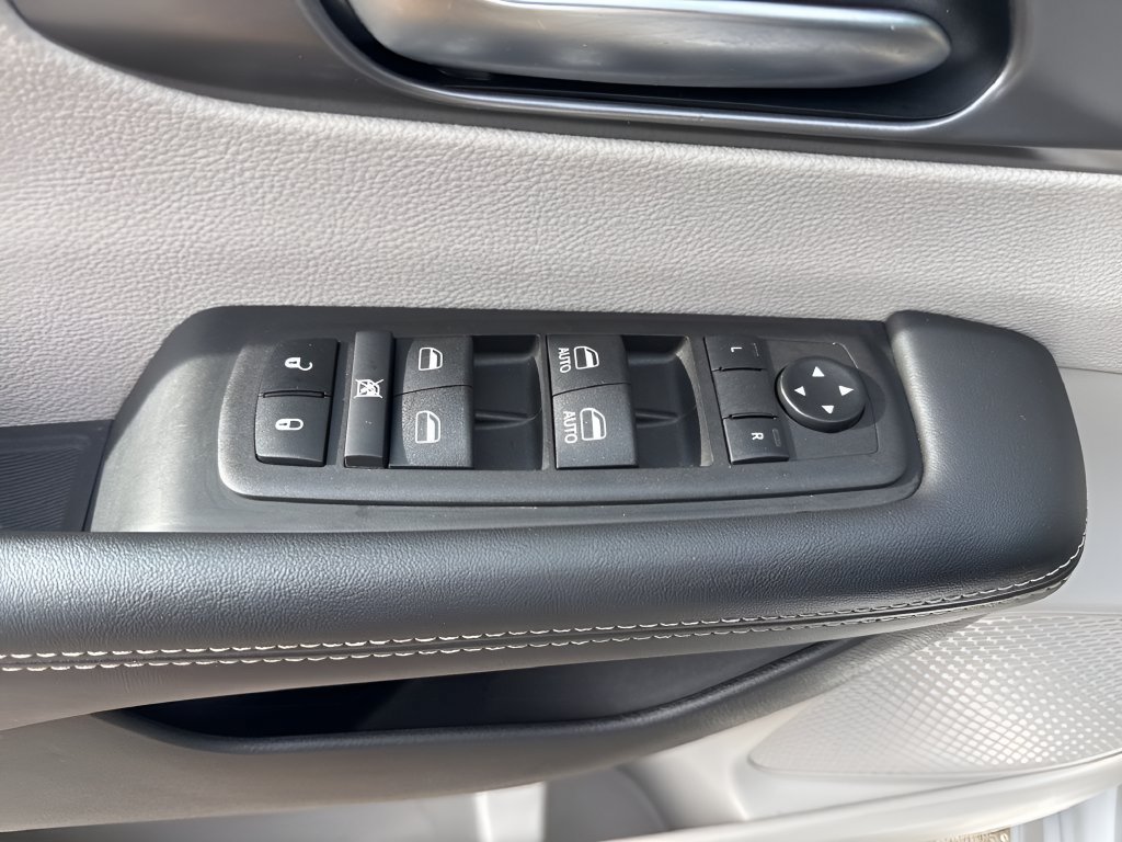 Used 2024 Chrysler Pacifica Touring-L FWD image 28