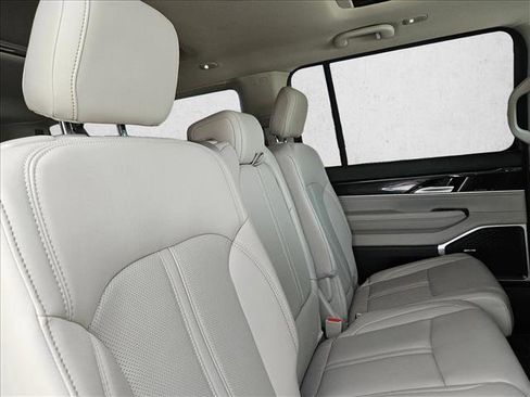 Used 2024 Jeep Wagoneer L 4WD w/ Premium Group I image 21