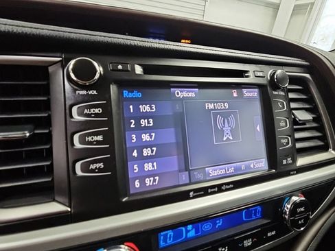 Used 2016 Toyota Highlander XLE FWD image 13