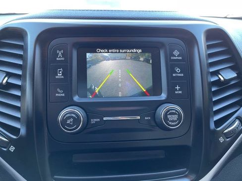 Used 2018 Jeep Cherokee Latitude FWD image 19
