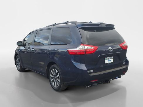 Used 2018 Toyota Sienna XLE image 3