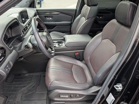Used 2025 Honda Pilot Black Edition image 2
