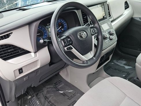 Used 2020 Toyota Sienna L image 14