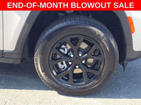 Used 2025 Jeep Grand Cherokee Altitude image 15