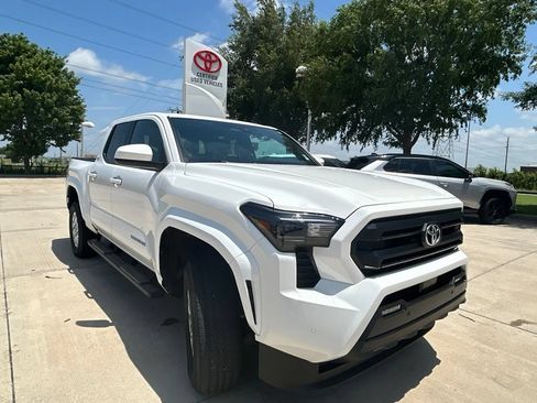Used 2025 Toyota Tacoma SR5 AWD/4WD image 3