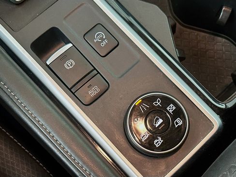Used 2025 Nissan Pathfinder SV AWD/4WD image 25