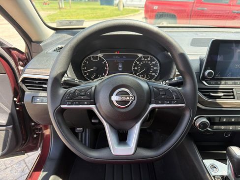 Used 2025 Nissan Altima 2.5 SV FWD image 14