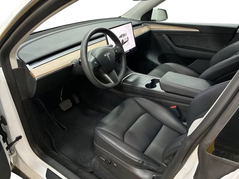 Certified 2023 Tesla Model Y AWD image 9