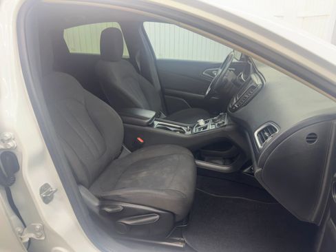 Used 2015 Chrysler 200 Limited w/ Convenience Group image 9