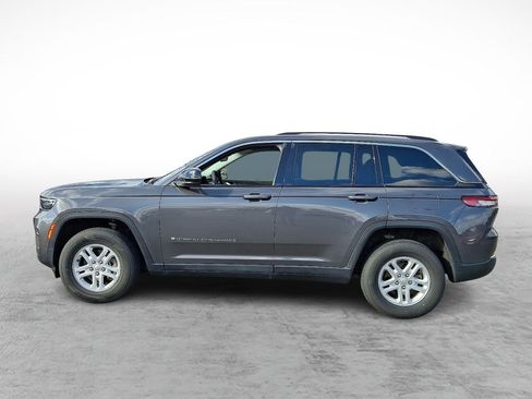 Used 2024 Jeep Grand Cherokee Laredo image 2