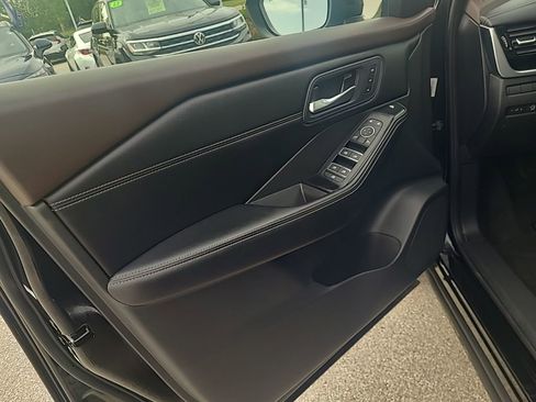 Used 2023 Nissan Rogue SL w/ SL Premium Package image 11